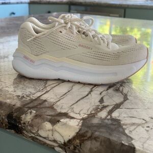 Brooks Ghost Max 2 running shoes in great barely used condition. They run small!
